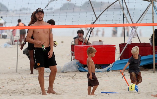 Rodrigo Hilbert com os filhos na praia (Foto: Wallace Barbosa / AgNews)