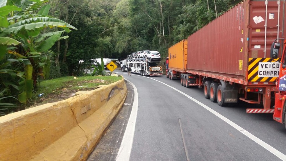 Pista de descida da Serra das Araras, em Piraí, foi fechada por causa do acidente (Foto: PRF/Divulgação)