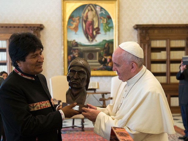 Presidente boliviano, Evo Morales, teve um encontro com o Papa Francisco no Vaticano nesta sexta-feira (15) (Foto: L'Osservatore Romano/ AP)