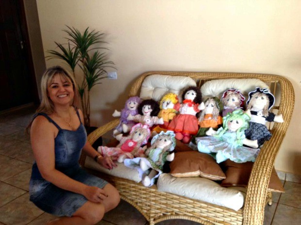 Elza Machado mostra parte das bonecas confeccionadas  (Foto: Arquivo pessoal/ Projeto Ame)