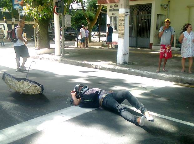 Mulher teria caído sozinha da motocicleta. (Foto: Dominik Giusti/G1)