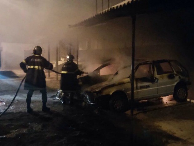 Carros foram queimados no pátio de Centro Socioeducativo de Barra do Garças (Foto: Corpo de Bombeiros/ Barra do Garças-MT)
