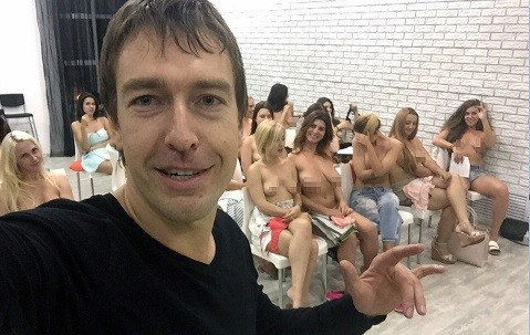 Guru sexual russo e algumas de suas discípulas