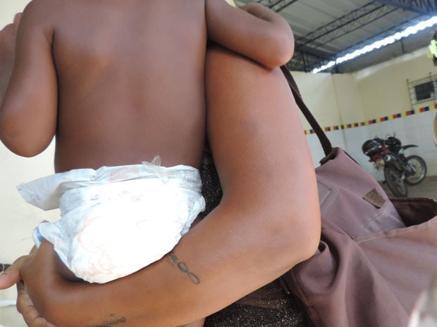 A serviços gerais Jéssica Maria da Mata morava em um dos barracos com o filho Rhian, de 1 ano, e só conseguiu recuperar os documentos (Foto: Luna Markman/G1)