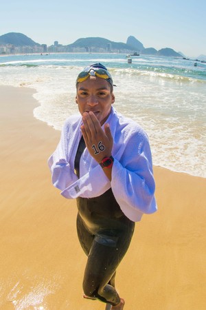 Ana Marcela sorri após nadar os 10km (Foto: Clara Eyer / Rio 2016)