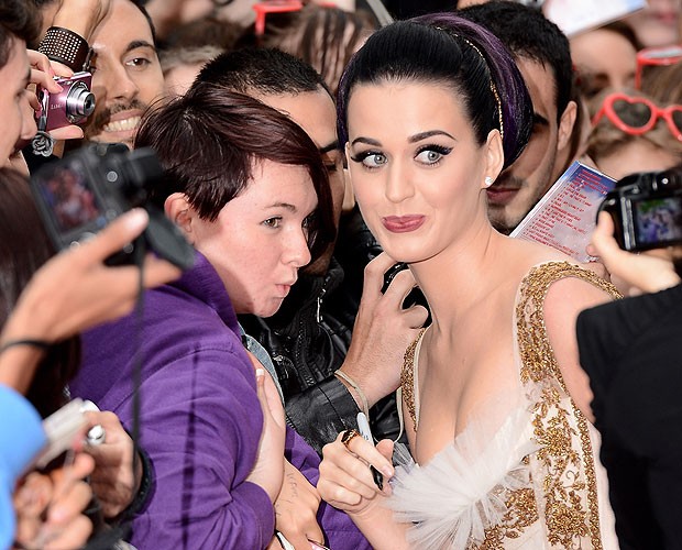Katy Perry tira foto com mias fãs (Foto: Getty Images)