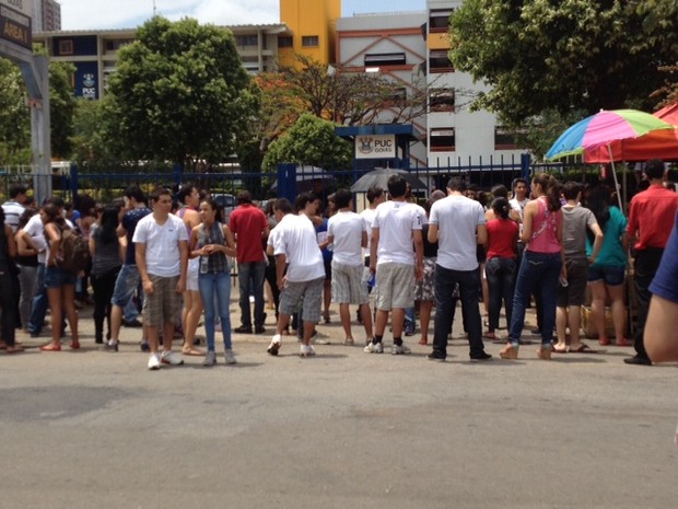 Estudantes se concentram na porta da área I da PUC-GO antes da abertura dos portoes em Goiânia. (Foto: Gabriela Lima/ G1)