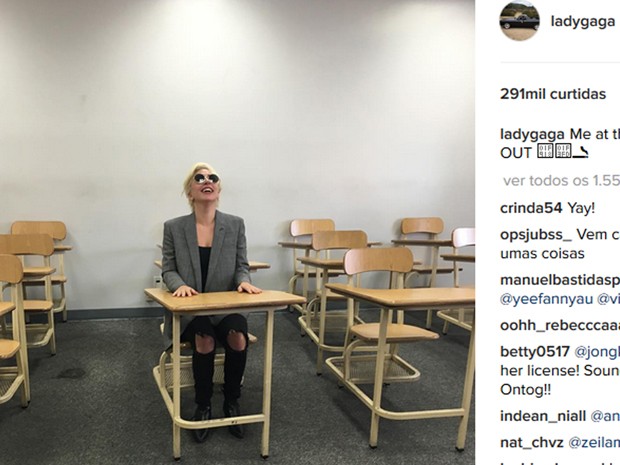 Em outro post, Gaga posa na escola onde teve aulas de habilitação (Foto: oto: Reprodução/YouTube)