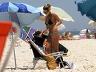 Com biquíni de oncinha, Dany Bananinha curte praia no Rio