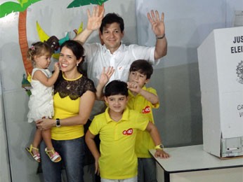Geraldo Julio (PSB) votou no Recife acompanhado da família (Foto: Katherine Coutinho/G1)