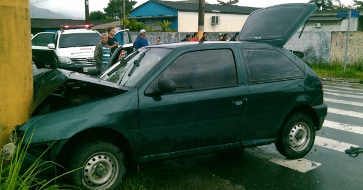Suspeito bate o carro durante fuga e acaba preso em Peruíbe, SP - Globo.com