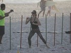 Letícia Spiller pega pesado na malhação em praia carioca