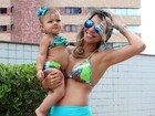 Ex-BBB Karla e a sua it-baby têm dia de piscina usando biquínis parecidos