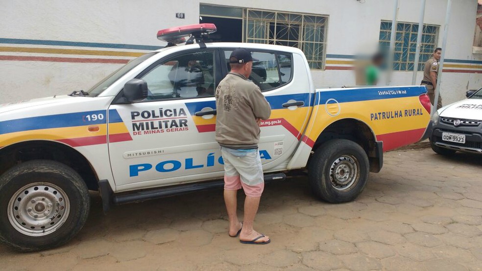 Homem foi preso na casa dos pais e levado à delegacia (Foto: Polícia Militar/Divulgação)