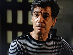 Caetano sua frio e começa a se sentir mal (Foto: Malhação / TV Globo)