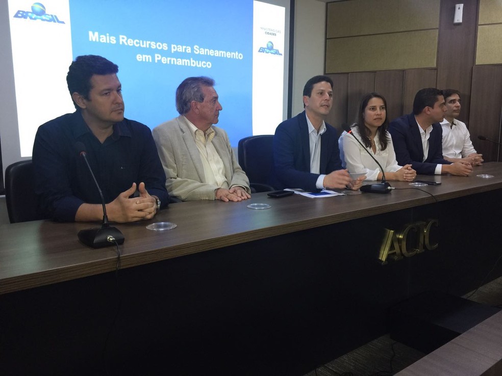 Ministro Bruno Araújo anunciou recursos para 13 cidades de Pernambuco (Foto: Mário Flávio/G1)