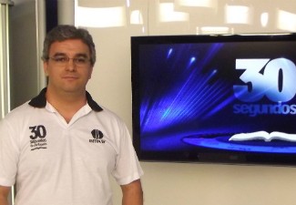 '30 Segundos de Português', com o professor Eliezer Guimarães, está na programação da Inter TV (Foto: Henrique Corrêa/Inter TV)