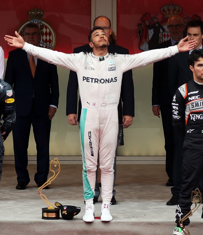 http://globoesporte.admin.globoi.com/admin/cmsmateria/novamateriaesporte/381008/ (Foto: Lewis Hamilton, Daniel Ricciardo e Sergio Pérez no pódio do GP de Mônaco (Foto: Getty Images))