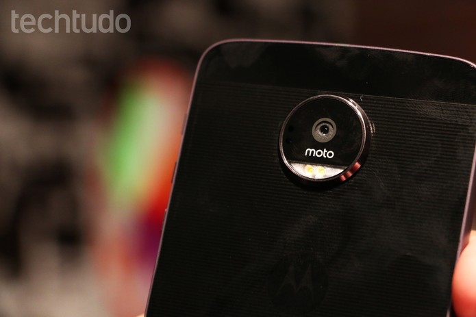 Moto Z tem câmera traseira de 13 MP que pode ser melhorada com Motos Snaps (Foto: Luciana Maline/TechTudo) Moto Z tem câmera traseira de 13 MP que pode ser melhorada com Motos Snaps (Foto: Luciana Maline/TechTudo)