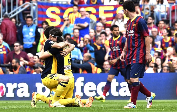 Felipe Luis e Messi Barcelona e Atlético de Madrid (Foto: Agência AFP )