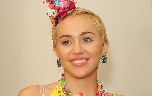 Hannah Montana morreu! A personagem que Miley Cyrus interpretou no seriado do Disney Channel entre 2006 e 2011 — simples, delicada, quase caipira — deu lugar a um monstro da música pop. Com voz potente, pouca roupa, coreografias cômicas e, claro, a linguona de fora, Miley hoje vive uma fase artística completamente distinta. (Foto: Getty Images)