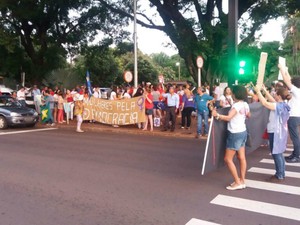Manifestantes em ato pró-Dilma e contra o impeachment em Campo Grande (MS) (Foto: Juliene Katayama/G1 MS)