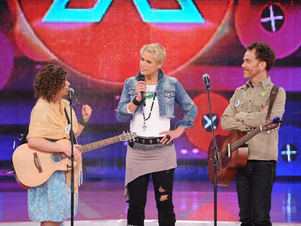 Roberta Campos canta 'De Janeiro a Janeiro' com Nando (Foto: Divulgação / Xuxa Produções) robertacampos nandoreis Tv Xuxa 31/08/2013 Presença de Cláudia Leite