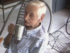 Corsino de Souza Almeida completou 105 anos no dia 6 de janeiro de 2016 (Foto: Reprodução / TV Oeste) Corsino de Souza Almeida completou 105 anos no dia 6 de janeiro de 2016 (Foto: Reprodução / TV Oeste)