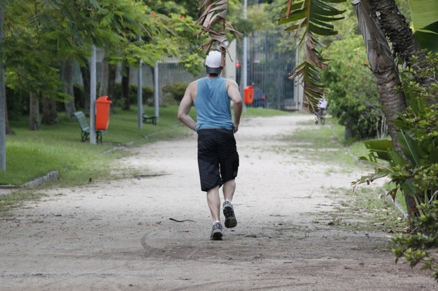 Jonatas Faro correndo (Foto: Dilson Silva / Agnews)