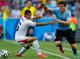 Cristian Gamboa e Cristian Rodriguez Uruguai x Costa Rica (Foto: Reuters)