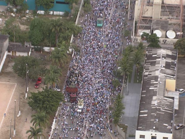 Procissão da Virgem da Conceição arrasta devotos pelas ruas do Recife (Foto: Reprodução / TV Globo)