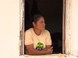 Dona Janete Rodrigues economiza água da chuva para plantação em Cáem, na Bahia (Foto: Reprodução/TV Bahia)