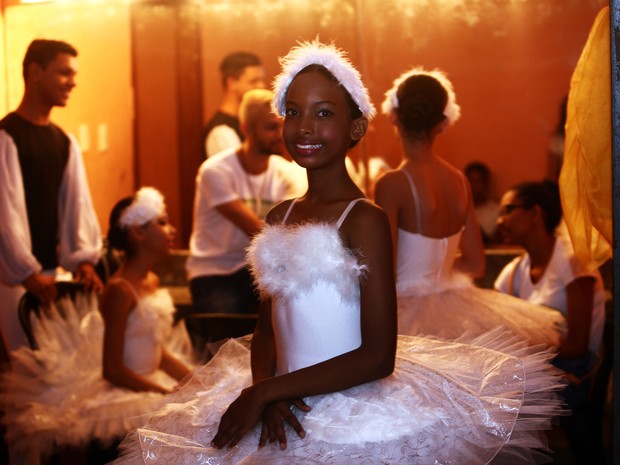 Ana Clara Azevedo, de 12 anos, ganhou bolsa do Teatro Bolshoi para estudar balé (Foto: Claudio Santos / Agência Pará)