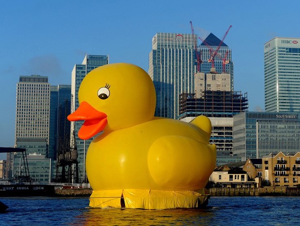 Pato gigante surpreendeu cidadãos de Londres logo pela manhã (Foto: Divulgação/Jackpotjoy)