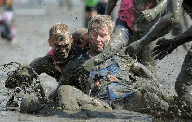 Participantes jogam handebol na lama (Foto: Fabian Bimmer/Reuters)