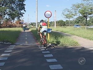 Ciclistas, pedestres e motoristas devem respeitar uns aos outros (Foto: Reprodução TV TEM)