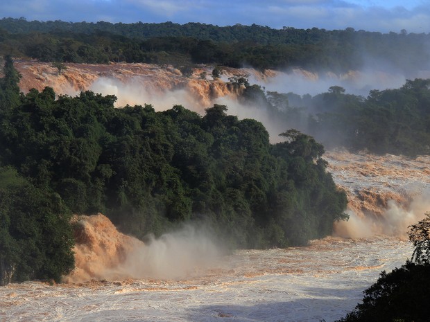 A enchente arrancou parte da plataforma de rapel  (Foto: Divulgação/Cataratas do Iguaçu S.A /Parque Nacional do Iguaçu)