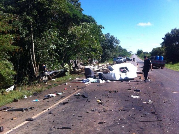 Carreta e caminhão batem de frente na BR-364 (Foto: Ivon Camillo/Alerta Notícias) Carreta e caminhão batem de frente na BR-364 (Foto: Ivon Camillo/Alerta Notícias)