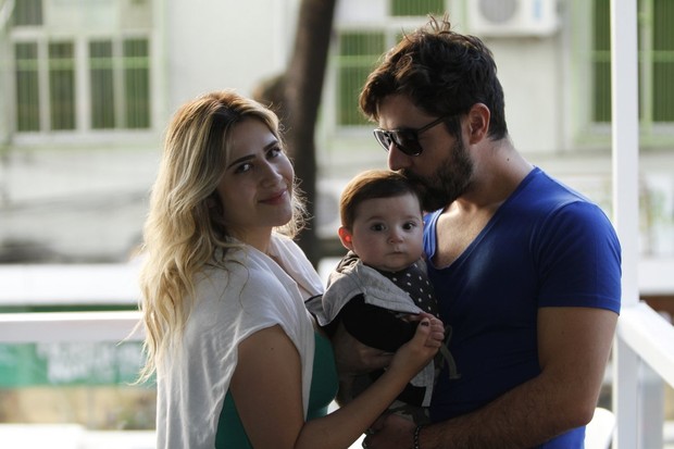 Sandro Pedroso e Jéssica Costa com o filho, Noah (Foto: Marcos Ferreira/Brazil News)