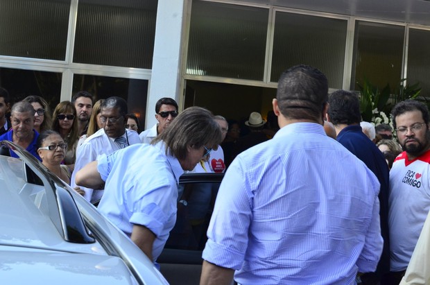 Roberto Carlos no velório e enterro de Alexandre Pessoal (Foto: Henrique Oliveira e Wallace Barbosa / AgNews)
