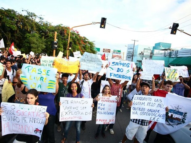 Com cartazes e apitos, manifestantes seguiram em direção às ruas do centro de Maceió (Foto: Jonathan Lins/G1)