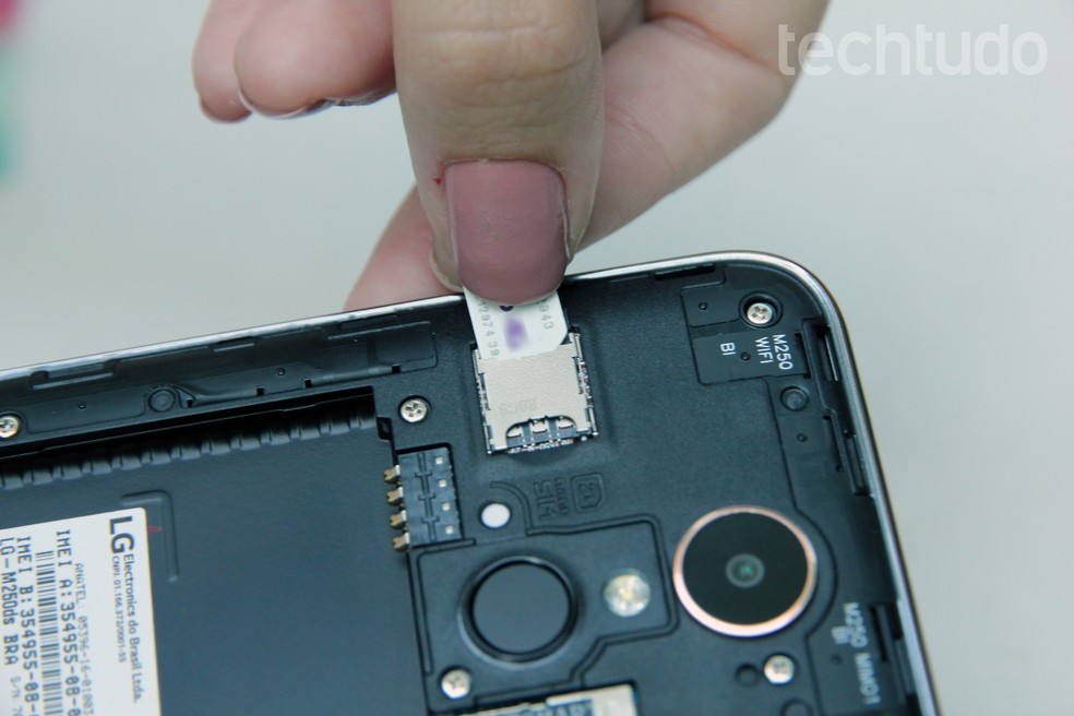 Como colocar o chip Nano SIM no LG K10 Celulares e Tablets TechTudo