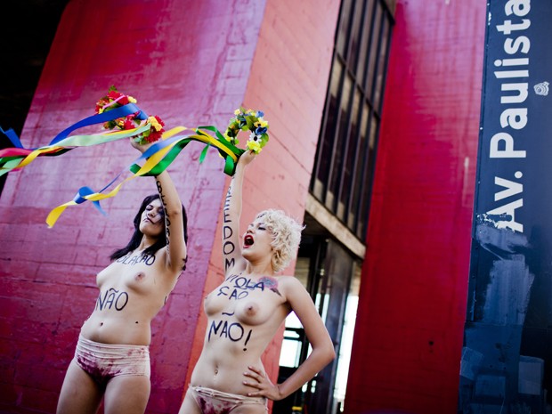 Sara e Bruna, brasileiras integrantes do grupo Femen, conhecido pelos protestos com mulheres seminuas,  participaram de protesto no vão livre do Masp, na Avenida Paulista, neste domingo (29) pedindo liberdade para a realização de abortos e melhorias na qualidade do atendimento de saúde pública dedicado as mulheres (Foto: Gabo Morales/Folhapress)