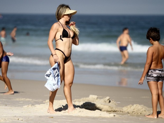 Andrea de Andrade na praia com o filho (Foto: Marcos Ferreira / Foto Rio News)