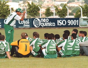 Hélio dos Anjos conversa com os jogadores do Goiás, em 2000 (Foto: Arquivo/Lailson Duarte/O Popular)