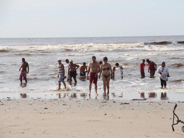 Algumas pessoas já acharam mais de R$ 700,00 trazidos pelo mar (Foto: Divulgação / Prefeitura de Itanhaém)