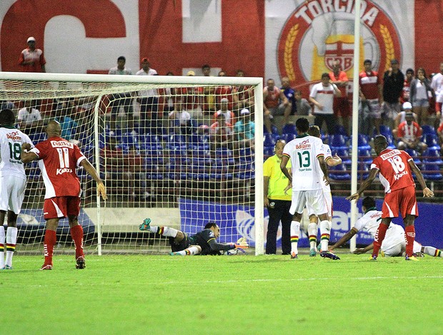 Goleiro do Sampaio segura a bola, mas a assistente marca gol do CRB (Foto: Ailton Cruz/ Gazeta de Alagoas)