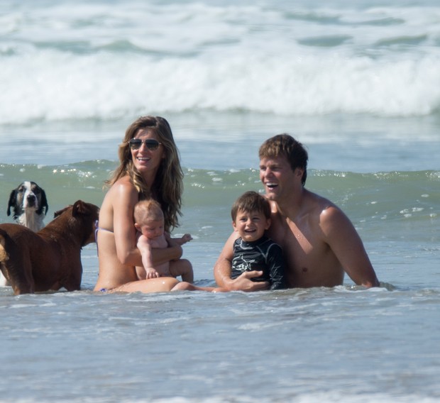 Gisele Bundchen curte férias em família na Costa Rica (Foto: Agência Splash News)