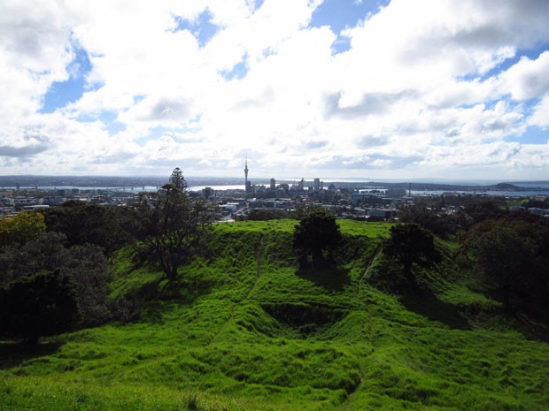 Do topo do Mount Eden é possível ter uma vista panorâmica de Auckland, a maior cidade da Nova Zelândia (Foto: Juliana Cardilli/G1)