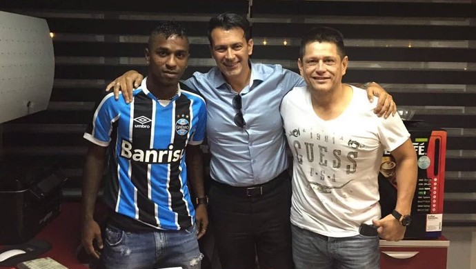 Miller Bolaños veste a camisa do Grêmio (Foto: Reprodução/Twitter)
